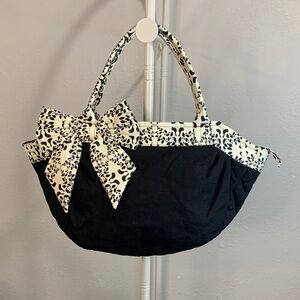 Chic Black and White Floral Shoulder Bag‎